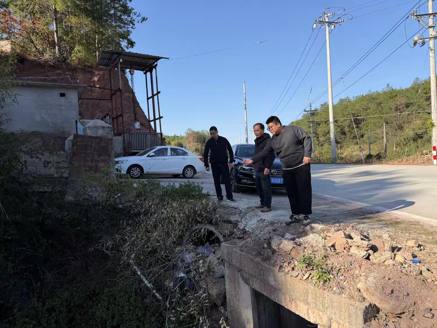 水茜镇开展“河长日”巡河活动