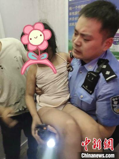 安徽合肥特警夜闯火场从“鬼门关”抢回三人